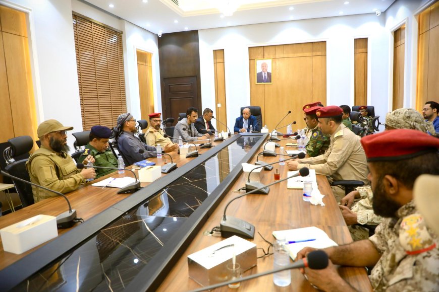 المحافظ الخنبشي يناقش الأوضاع العسكرية والأمنية ويشيد بجهود تطبيع الحياة بالمحافظة المحافظ الخنبشي يناقش الأوضاع العسكرية والأمنية ويشيد بجهود تطبيع الحياة بالمحافظة