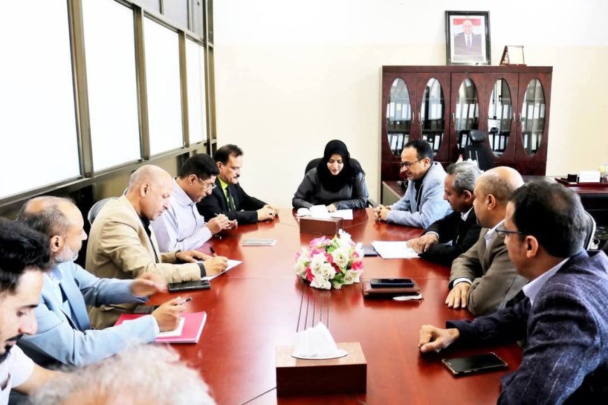 اجتماعًا موسعًا بتعز بمدراء المستشفيات الحكومية لمناقشة مستوى الأداء والخطة السنوية