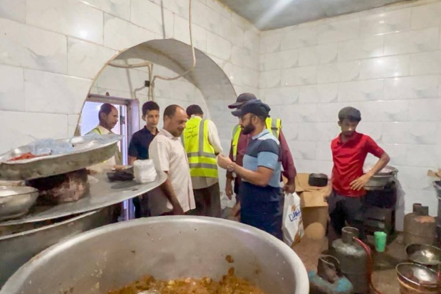 بن جرادي ينفذ حملة ميدانية لضبط المطاعم المخالفة لمعايير النظافة في صيرة بعدن