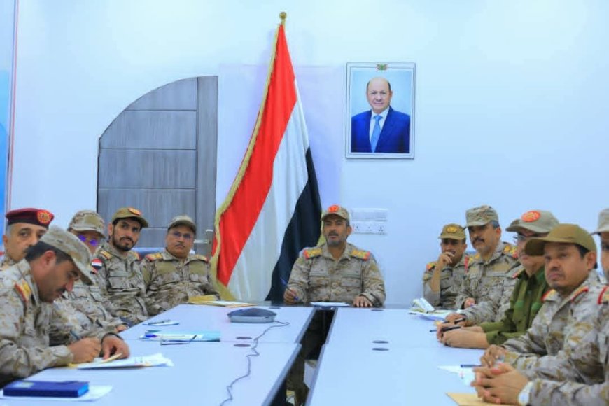 رئيس هيئة الأركان يترأس اجتماعاً بقادة الهيئات والمناطق والمحاور العسكرية رئيس هيئة الأركان يترأس اجتماعاً بقادة الهيئات والمناطق والمحاور العسكرية