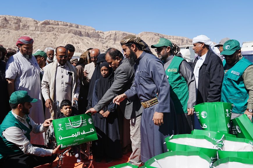 حضرموت: مركز الملك سلمان للإغاثة يواصل توزيع الكسوة الشتوية ضمن مشروع “كنف” في المناطق الصحراوية