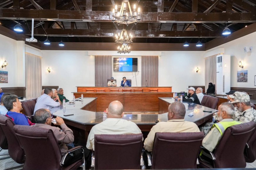 وكيل أول محافظة عدن يناقش الأوضاع الخدمية بمديرية صيره 