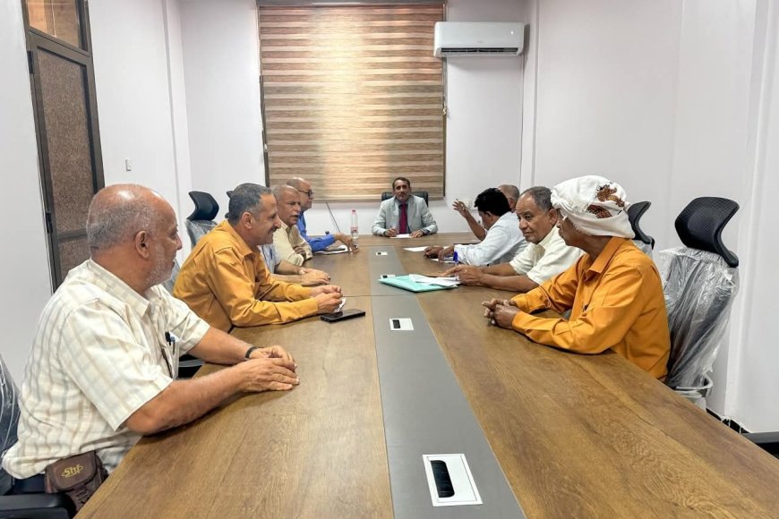 بتوجيه الوزير السقطري .. الوكيل الغتناني يجتمع بمدراء قطاع الخدمات الزراعية ومكتب زراعة عدن ويتفقد مركز مكافحة الجراد الصحراوي