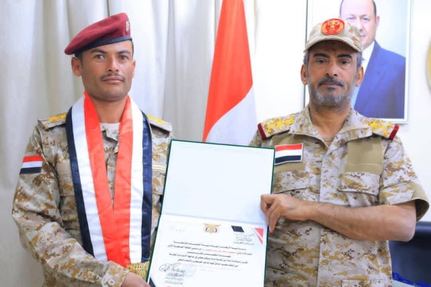 رئيس هيئة الاركان يكرم النقيب الجهمي لشجاعته والتزامه بقسمه العسكري