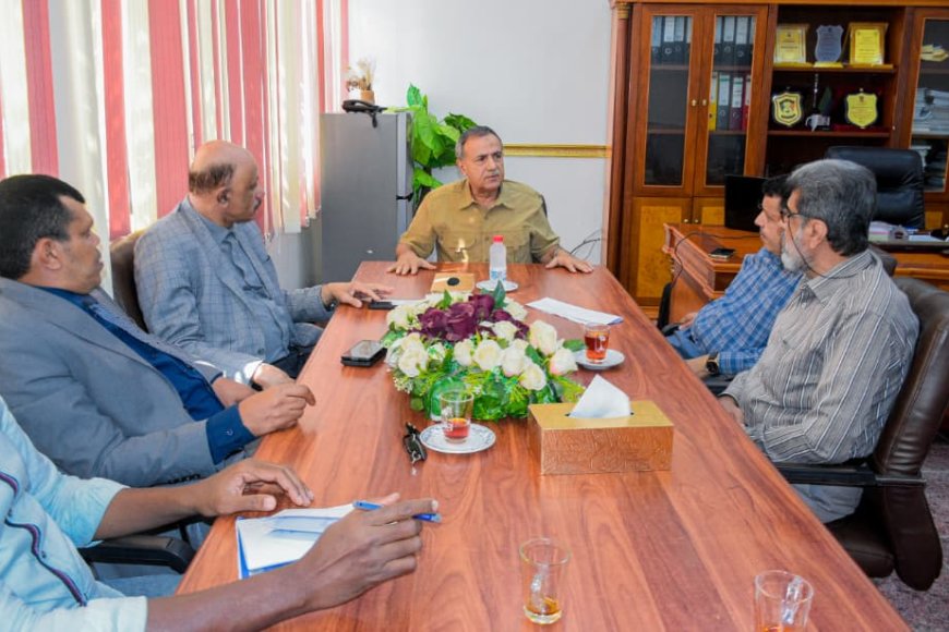 رئيس جامعة عدن يناقش مع عمداء كليتي الطب والأسنان أوضاع الكليتين وسير العملية التعليمية