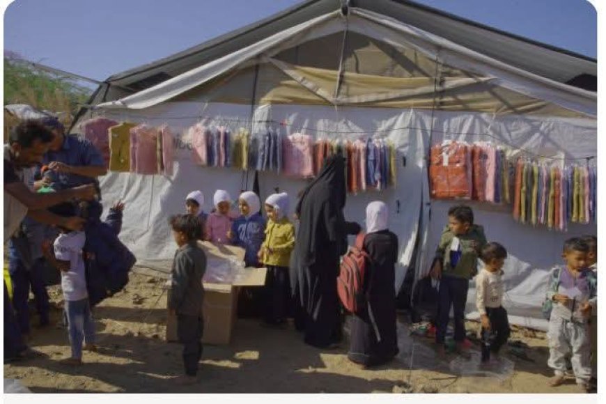 تعز ..الخلية الإنسانية توزع ملابس شتوية في موزع .