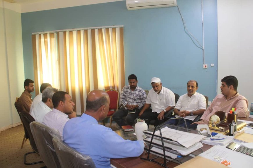 مدير عام المكلا يبحث مع "الأشغال" و"مؤسسة صلة" تعزيز التعاون لتنفيذ مشاريع خدمية وتنموية