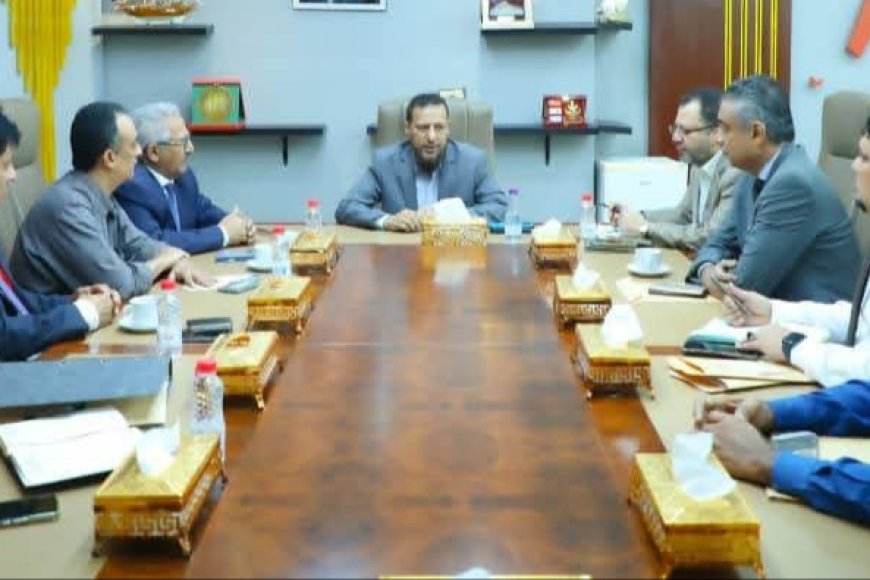 محافظ عدن يناقش أولويات التنمية وتحسين القطاع الصحي وتنظيم حركة المركبات في العاصمة