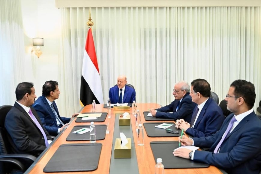 رئيس مجلس القيادة يجتمع بمحافظي المهرة وشبوة ويعلن تدشين مرحلة واعدة بالمشاريع الإنمائية في المحافظتين