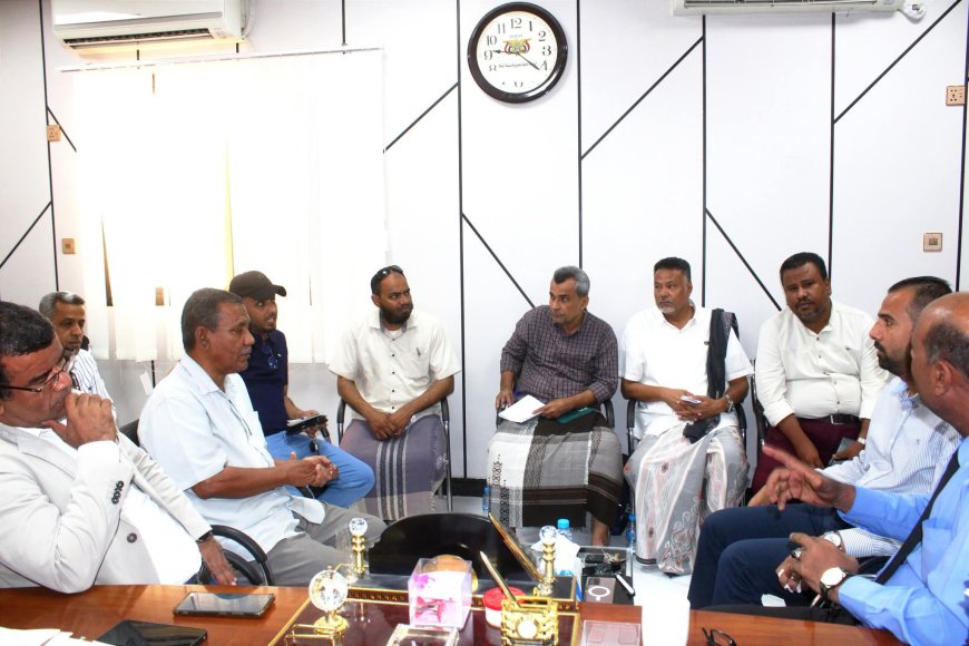 مدير عام المكلا يبحث مع "صندوق النظافة" و"مكتب السياحة" سبل تعزيز العمل المشترك وتنمية الموارد