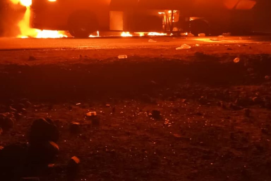 عاجل وبالصور.. احتراق حافلة نقل جماعي في عقبة العرقوب بأبين