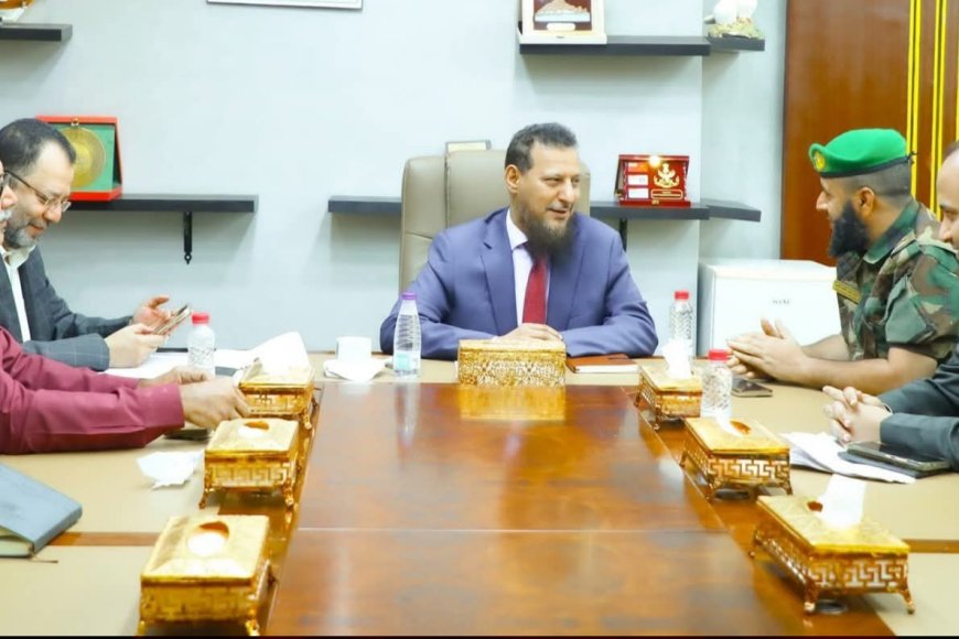 محافظ عدن يطّلع على أداء وحدة حماية الأراضي ويؤكد أهمية حماية الممتلكات وتسهيل معاملات المواطنين