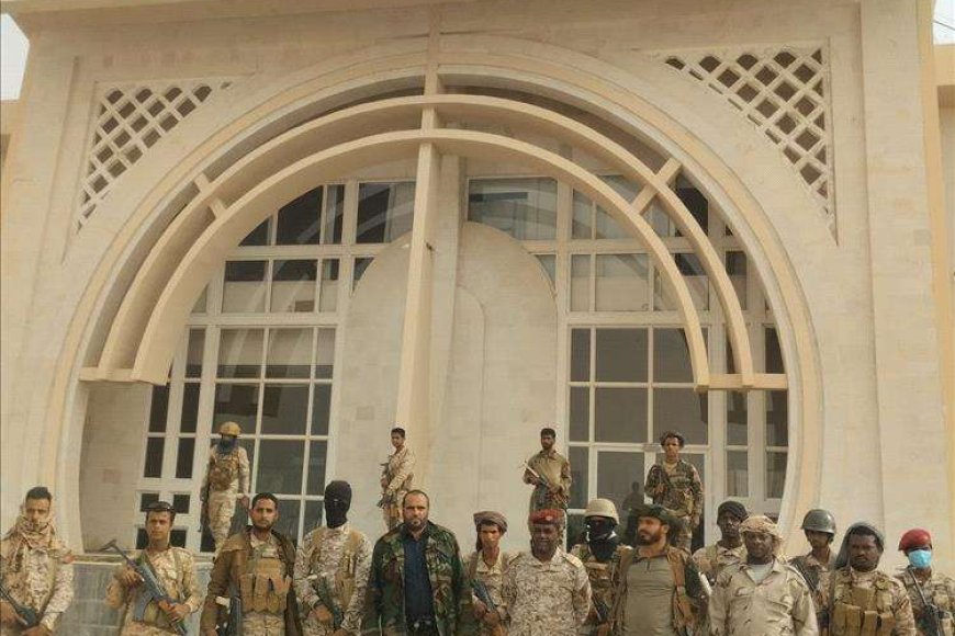 قوات درع الوطن تتسلم مطار سيئون من قوات الطوارئ