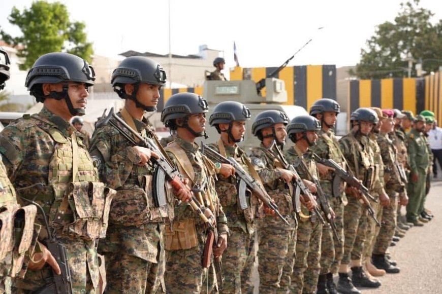 قوات العمالقة الجنوبية تسلم تأمين حي السفارات وساحة العروض لقوات الأمن الوطني بالعاصمة عدن