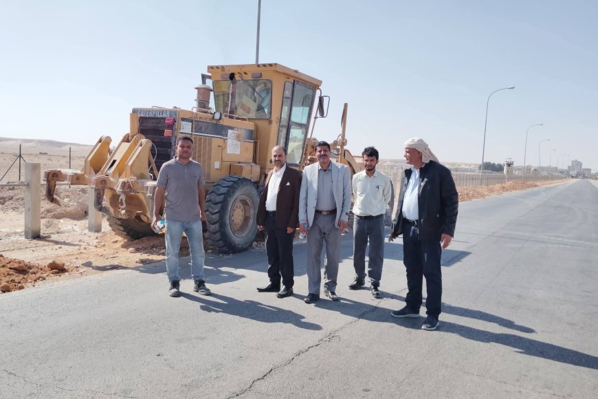 إدارة جمرك شحن وإدارة ميناء شحن البري يدشنان أعمال الدك والرش لاكتاف الأسفلت بالطريق الرابط بين الحدود اليمنية العُمانية