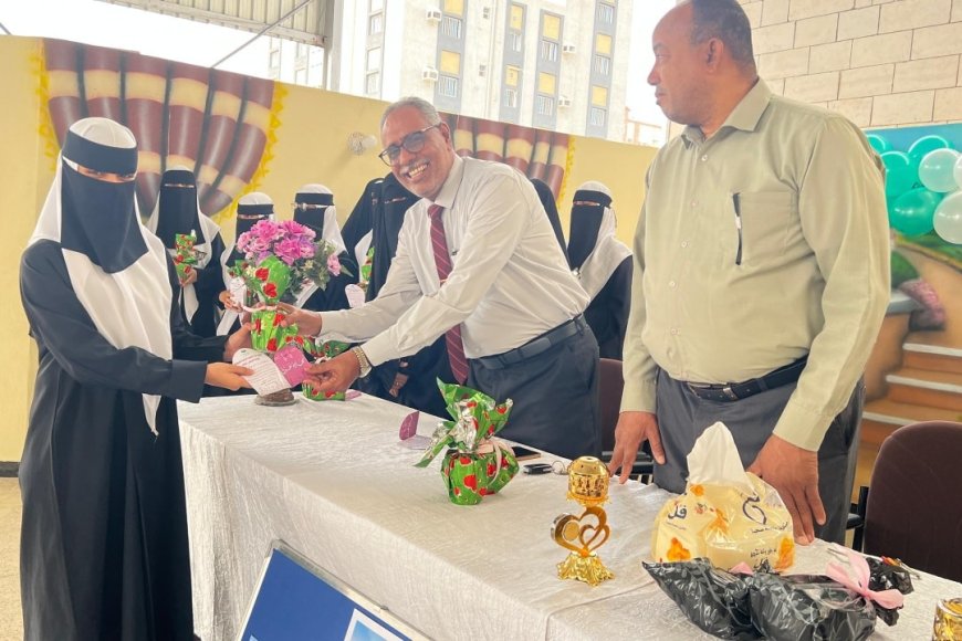 ثانوية الرائدة سلومة السيباني تحتفي بطالباتها المتفوقات بحضور مدير تربية المكلا*