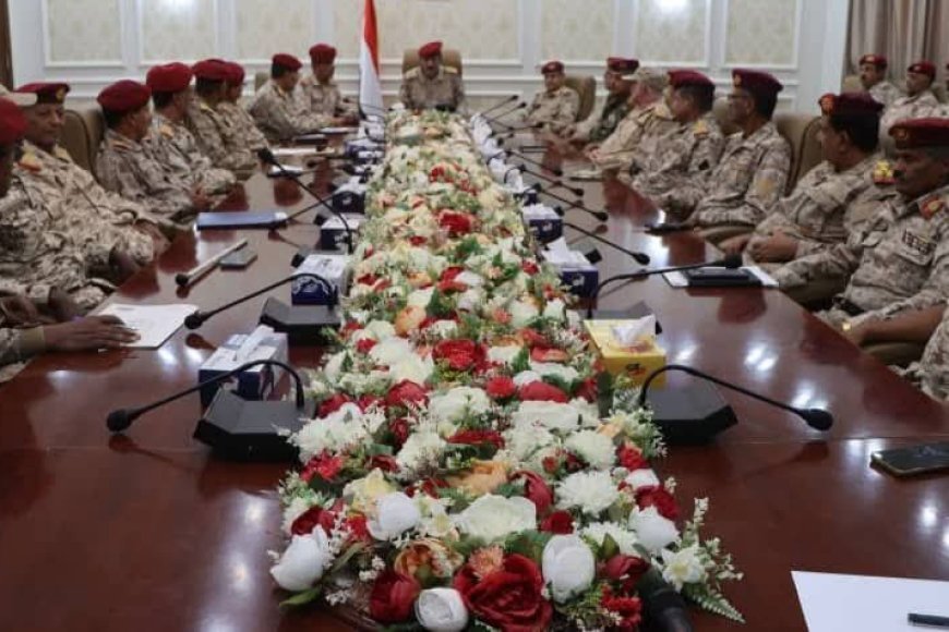 نائب رئيس هيئة الأركان العامة يترأس لقاءً عسكريًا لمناقشة تنفيذ التوجيهات العليا واستكمال الخطة الأمنية بعدن