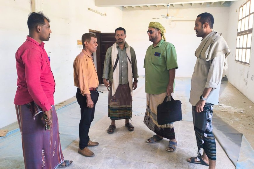 السلطة المحلية بمديرية الشحر تسلّم مشروع ترميم مقر نادي الشحر الأدبي للمقاول المنفذ