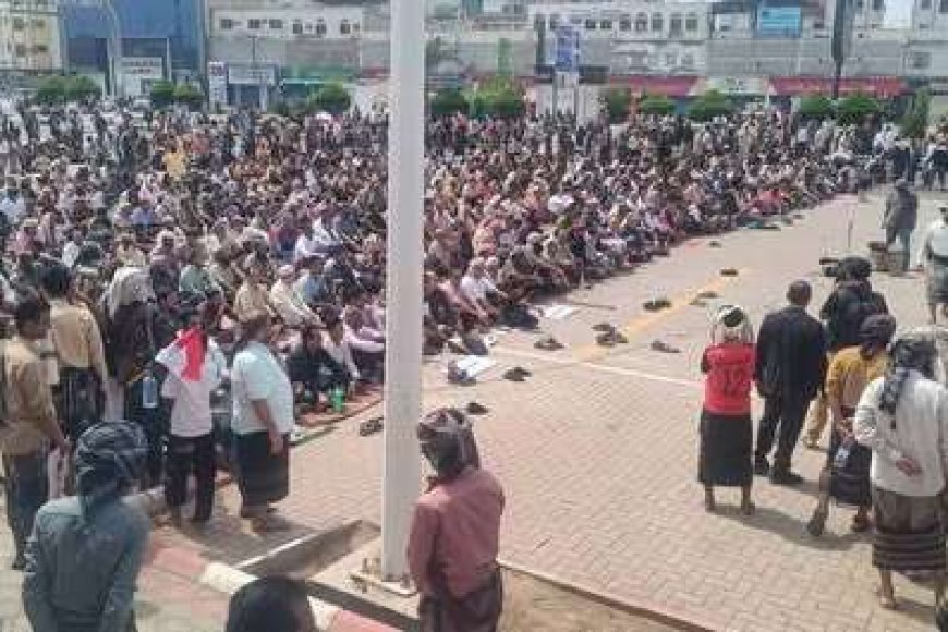 حمدي شكري (خط أحمر).. حشود الصبيحة تؤدي صلاة الجمعة وسط استنفار شعبي بعدن.