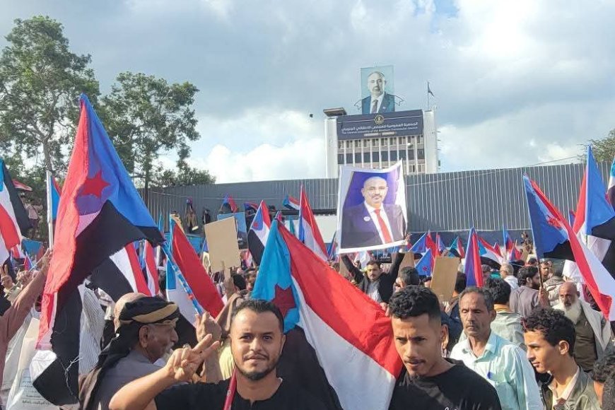 بالصور.. أنصار المجلس الانتقالي يقتحمون مبنى الجمعية العمومية عقب ساعات من إخلائه