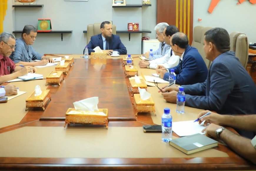 محافظ عدن يناقش أوضاع المتقاعدين والإشكاليات التي تواجه عمل هيئة التأمينات والمعاشات