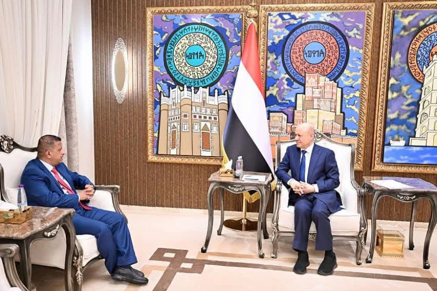 رئيس مجلس القيادة يحذر من استنساخ انتهاكات المليشيات الحوثية بحق الصحفيين والحريات العامة