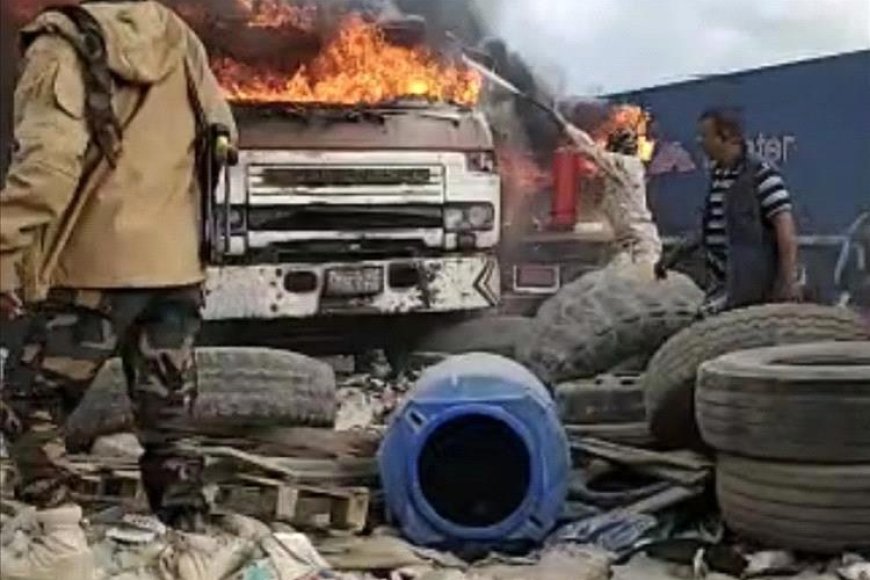 حريق واسع يلتهم شاحنات داخل الساحة الجمركية بميناء الحاويات في عدن