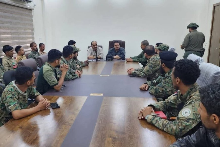 نائب مدير أمن عدن يلتقي مشرفي كاميرات المراقبة ويشدد على الجاهزية الفنية.