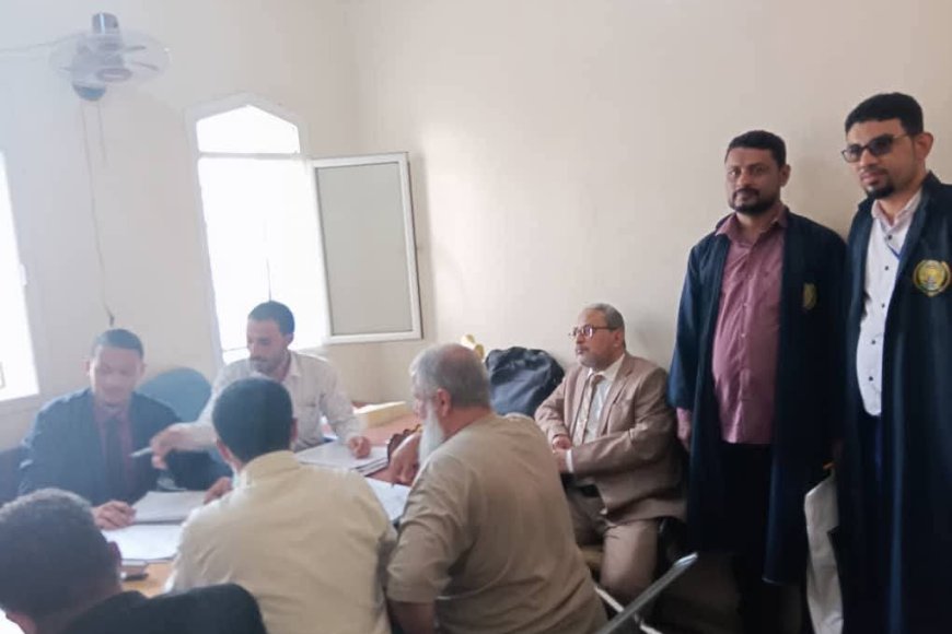 عميد المعهد العالي للقضاء يتفقد الطلبة المتدربين في محكمة الحوطة الابتدائية بمحافظة لحج