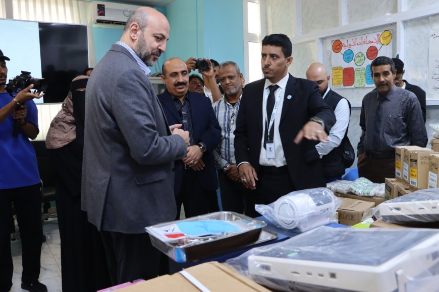 تربية ساحل حضرموت تتسلم أجهزة ومستلزمات طبية لعيادات الصحة المدرسية مقدمة من منظمة رحمة حول العالم