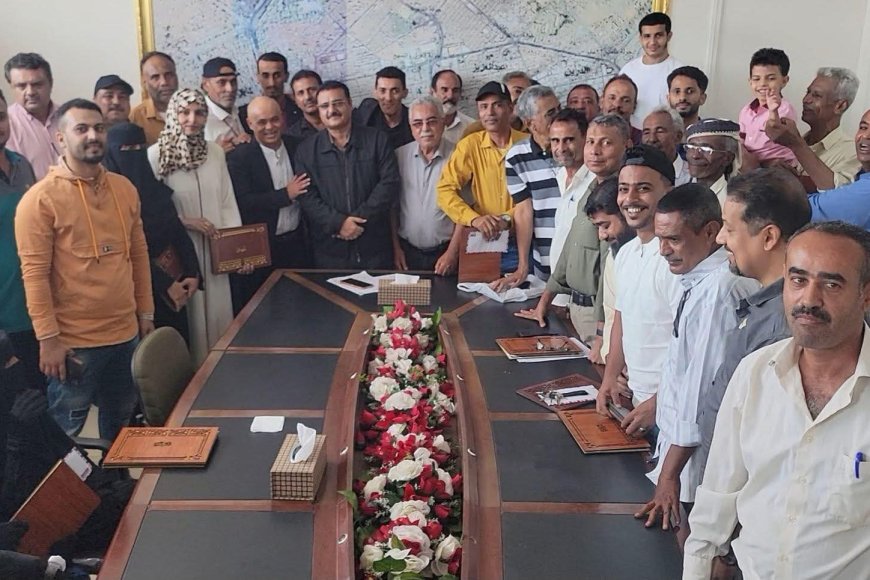 مدير عام المنصورة يكرم كوكبة من الموظفين بمكتب الأشغال العامة والطرق..