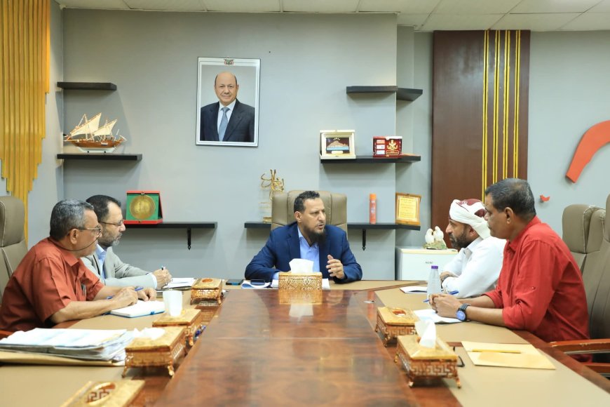 محافظ عدن يناقش مع مدير عام مكتب الواجبات الزكوية آليات تعزيز الإيرادات وتحسين الأداء محافظ عدن يناقش مع مدير عام مكتب الواجبات الزكوية آليات تعزيز الإيرادات وتحسين الأداء