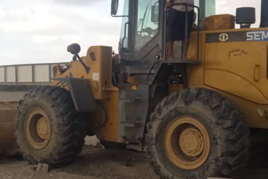 مكتب الأشغال بخورمكسر ينفّذ حملة لإزالة تعديات على أرض مخصصة لحديقة عامة بالعريش