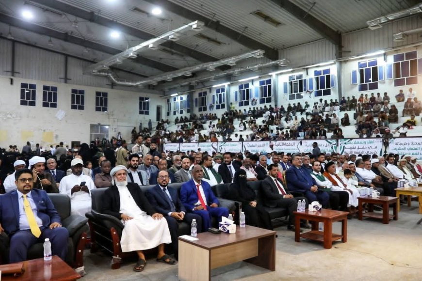 برعاية رئيس مجلس القيادة الرئاسي.. جامعة المهرة تحتفل بتخرج الدفعة الثانية لـ 215 طالباً وطالبة