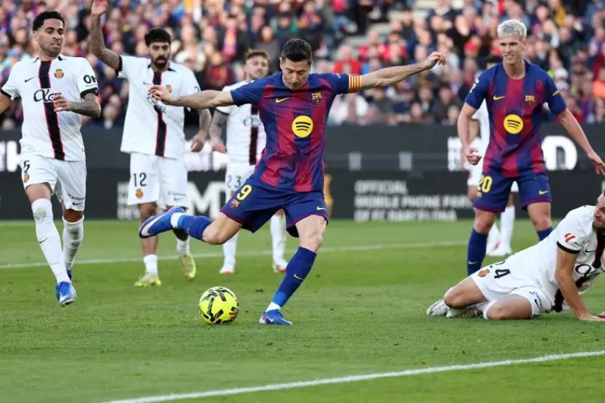 ليفاندوفسكي يجلس على طاولة ثلاثية مع ميسي وكريستيانو رونالدو