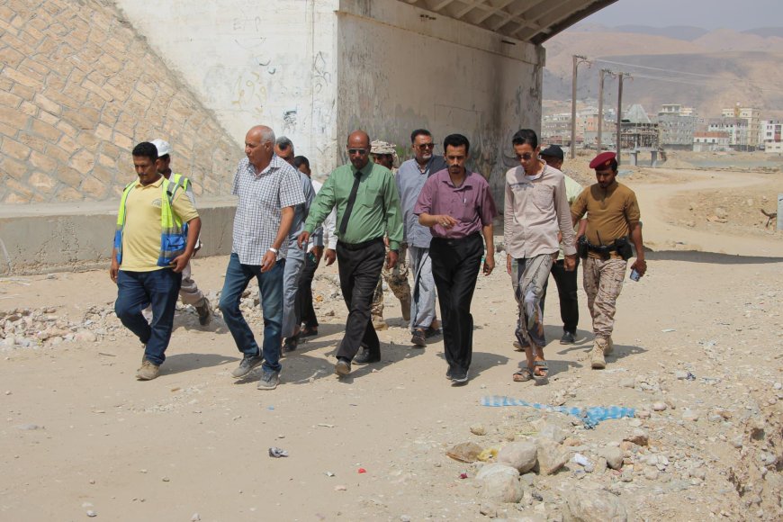 وكيل محافظة حضرموت يقف على أسباب مشكلة المياه الراكدة في مشروع خور المكلا المرحلة الثانية 