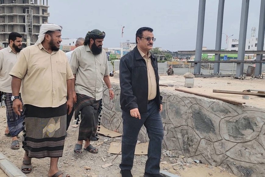 مدير عام المنصورة يتفقد مستوى إنجاز مشروع "إنشاء متنفس مثلث دوار السفينة"..