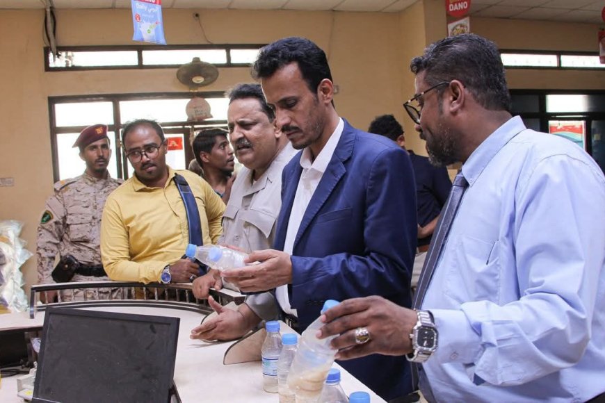 الوكيل الجيلاني يدشن تطبيق ميثاق الإلكتروني لضبط الأسعار وينفذ نزولاً ميدانيًا للمحلات التجارية وتجار المواد الغذائية