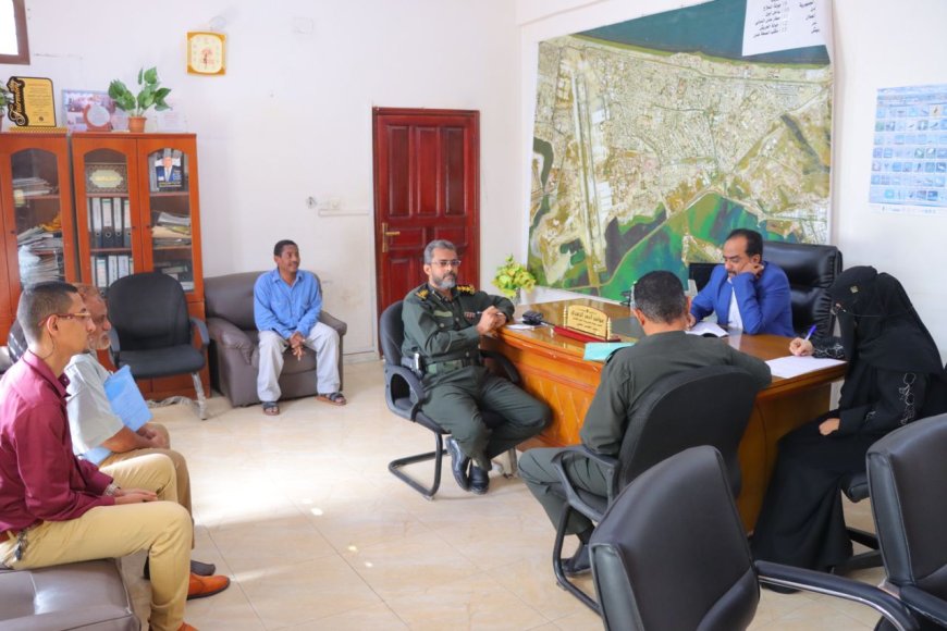 الزهري يترأس اجتماعًا لبحث حملات منع التسول وإغلاق محلات القات وتنفيذ حملة نظافة في خور مكسر