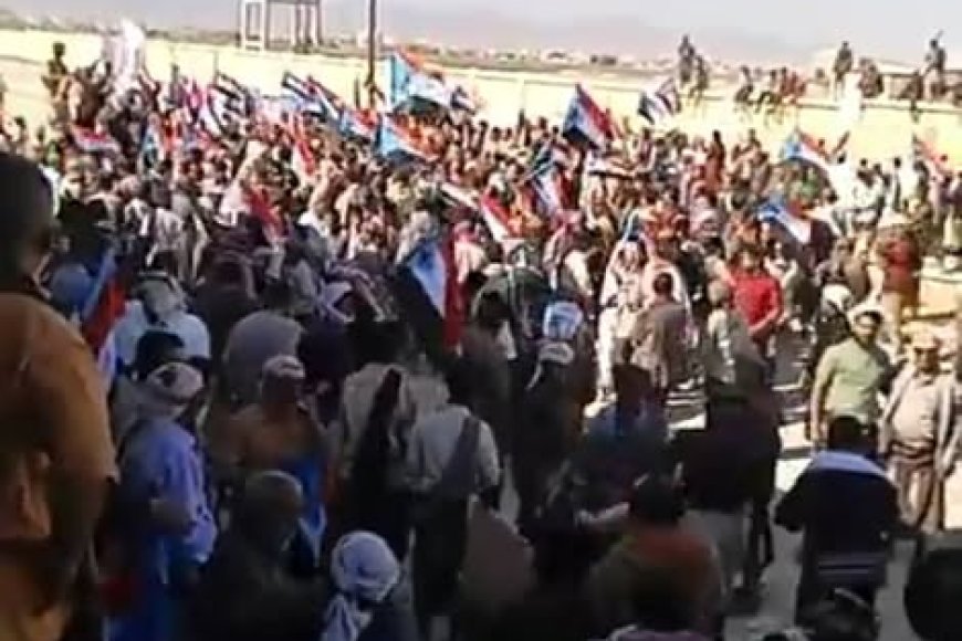 عاجل.. خروج تظاهرة في عتق دعمًا للمجلس الانتقالي الجنوبي رغم محاولات أمنية لمنعها