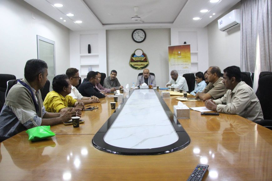 مدير تربية ساحل حضرموت يناقش سير العملية التعليمية مع مديري الإدارات التربوية