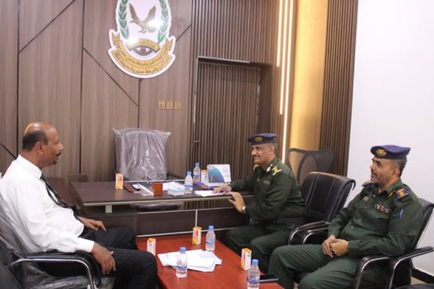 مدير عام المكلا يبحث مع قيادة أمن المديرية تعزيز الاستقرار وتفعيل إجراءات حظر السلاح وإطلاق النار