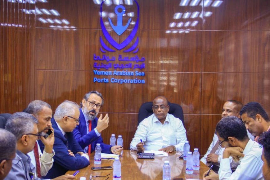 الرباكي يترأس اجتماعاً موسعاً بميناء المكلا مع الوكالات الملاحية وبحضور ممثل البنك الدولي في مصلحة الجمارك