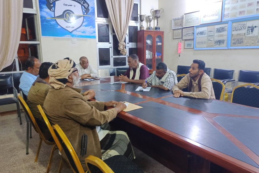 المدير العام لمديرية غيل باوزير يلتقي إدارة نادي أهلي الغيل ويشيد بجهودها والإنجازات التي تحققت للنادي في ظل المعاناة