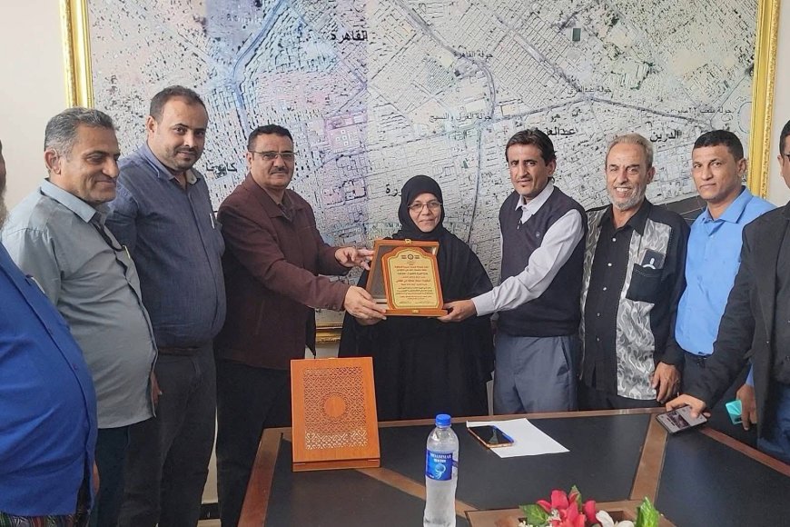 مدير عام المنصورة يكرم "مديرة" و"إدارة" ثانوية الفقيد أحمد حامد خليفة