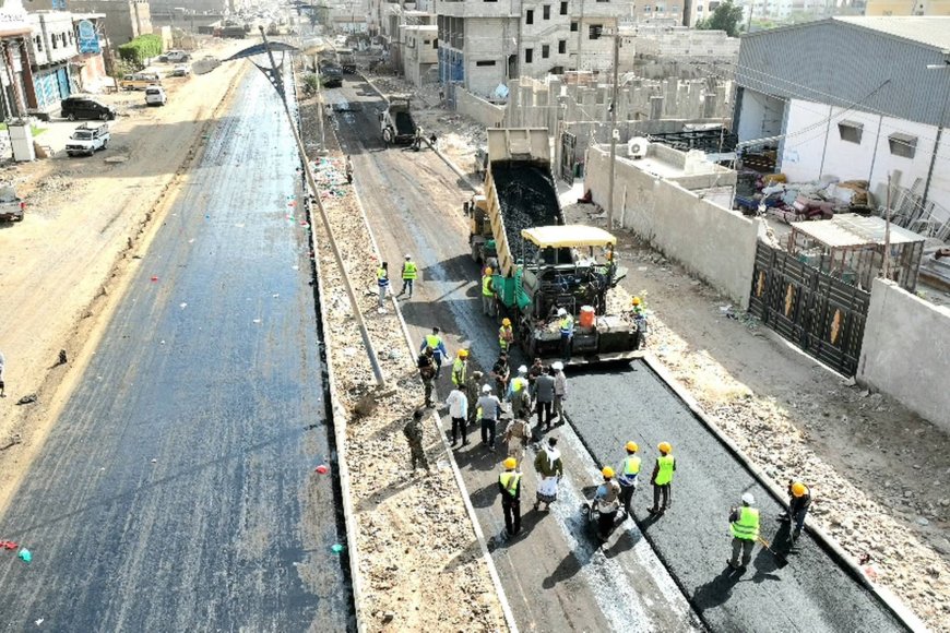 وزير الأشغال يدشن انطلاق أعمال إسفلت طريق التقنية إنماء في المنصورة بعدن