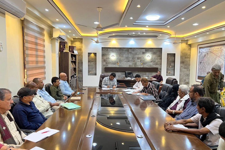 مدير عام مديرية الشيخ عثمان يوجّه بتشكيل لجنة تحقيق بشأن مشكلة الصرف الصحي خلال اجتماعه بالمكتب التنفيذي ويعلن عن مسابقة لحفظة القرآن