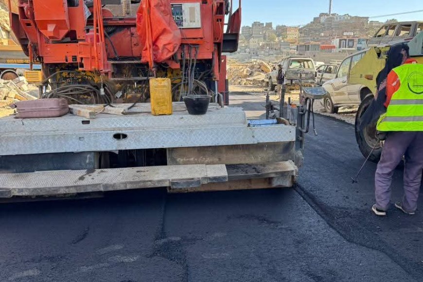 تدشين أعمال إسفلتية عاجلة بسوق السلام في يافع لتعزيز السلامة المرورية وفك الاختناقات تدشين أعمال إسفلتية عاجلة بسوق السلام في يافع لتعزيز السلامة المرورية وفك الاختناقات