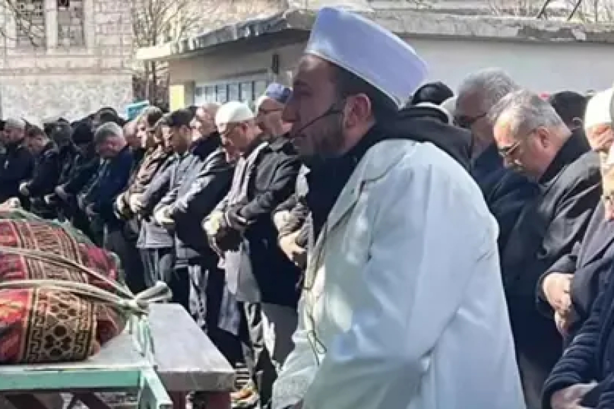 بالفيديو .. قصة الإمام الذي أنهار مغشياً عليه أثناء تأدية صلاة الجنازة. بالفيديو .. قصة الإمام الذي أنهار مغشياً عليه أثناء تأدية صلاة الجنازة.