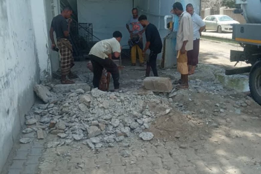 مؤسسة مياه عدن تنفذ حملة فتح انسدادات وتصفية شبكة الصرف الصحي بحي السفارات بخور مكسر